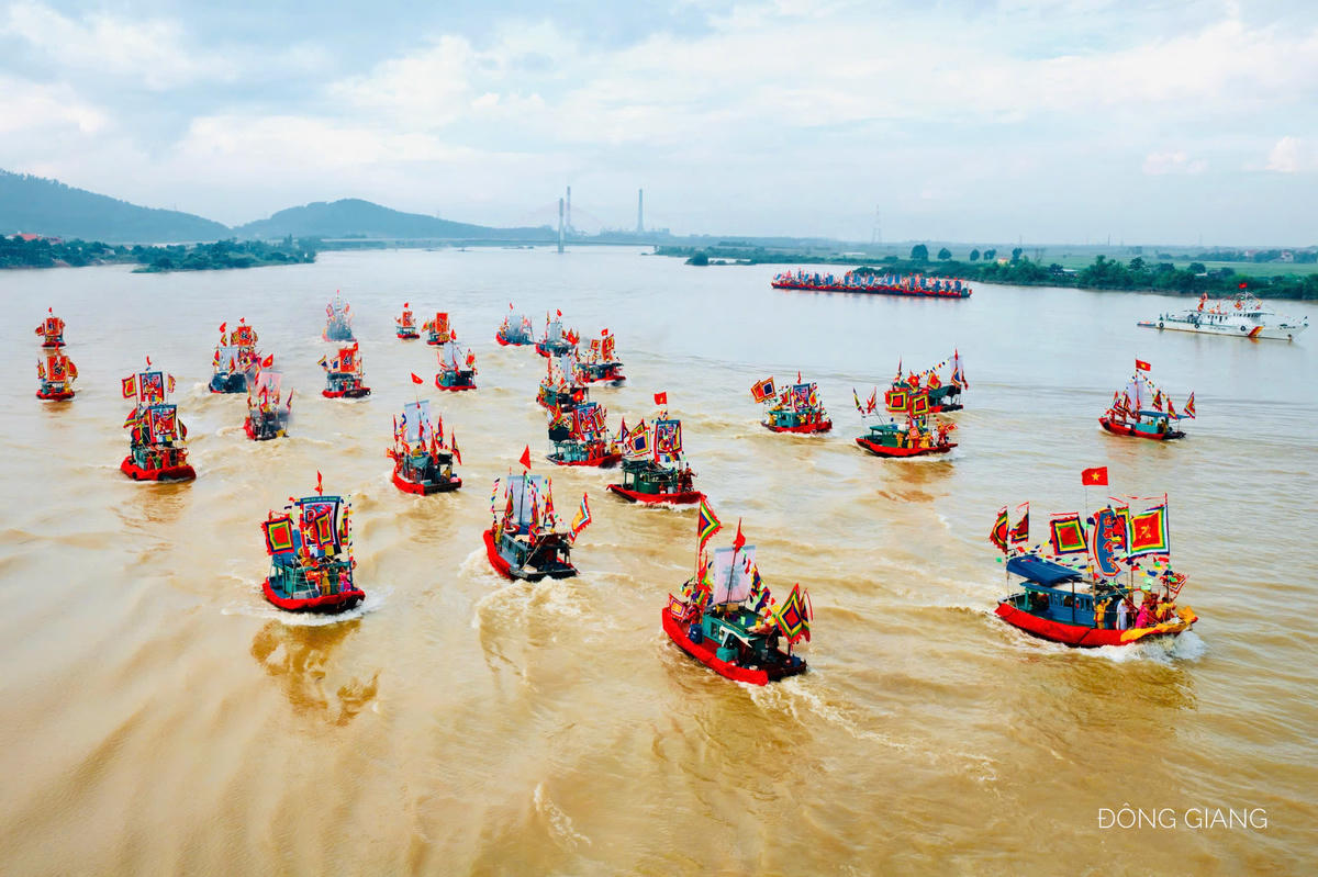 Đoàn lễ rước gồm hơn 50 thuyền rước, 400 võ sinh biểu diễn võ cổ truyền Nhất Nam, 100 tiêu binh phường Trần Hưng Đạo cùng dàn trống hội. Ảnh: Đông Giang.&nbsp;