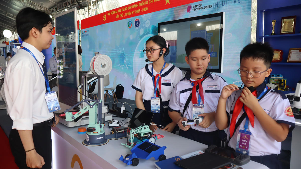 Nhiều sản phẩm công nghệ được sáng tạo ngay từ ghế nhà trường, thu hút nhiều khách tham quan. Ảnh: H.Phúc.