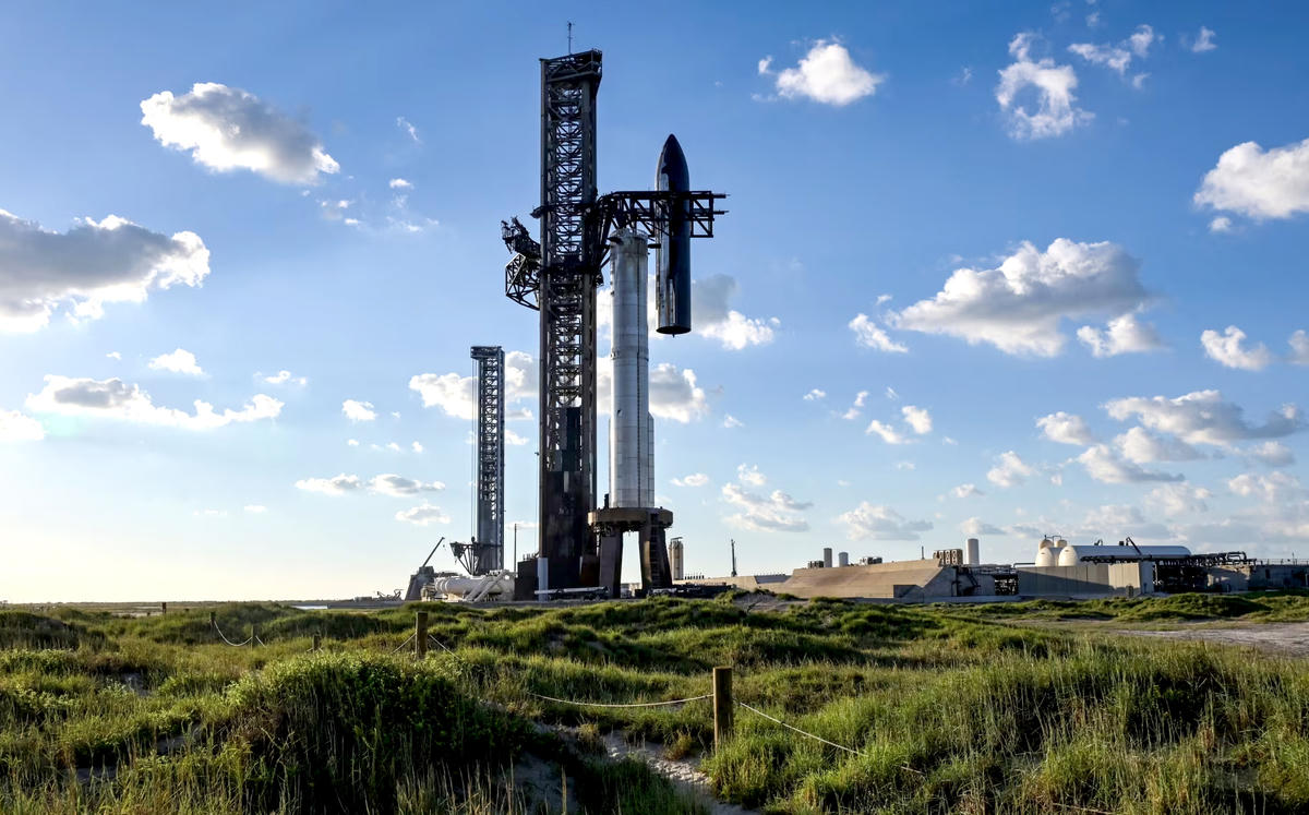 Tàu vũ trụ Starship của SpaceX được kéo lên tháp phóng vào ngày 11/10 để xếp chồng lên tên lửa đẩy Super Heavy nhằm chuẩn bị cho chuyến bay thử nghiệm thứ 11 từ khu phức hợp của công ty tại Starbase, Texas, Mỹ. Nguồn: Reuters.