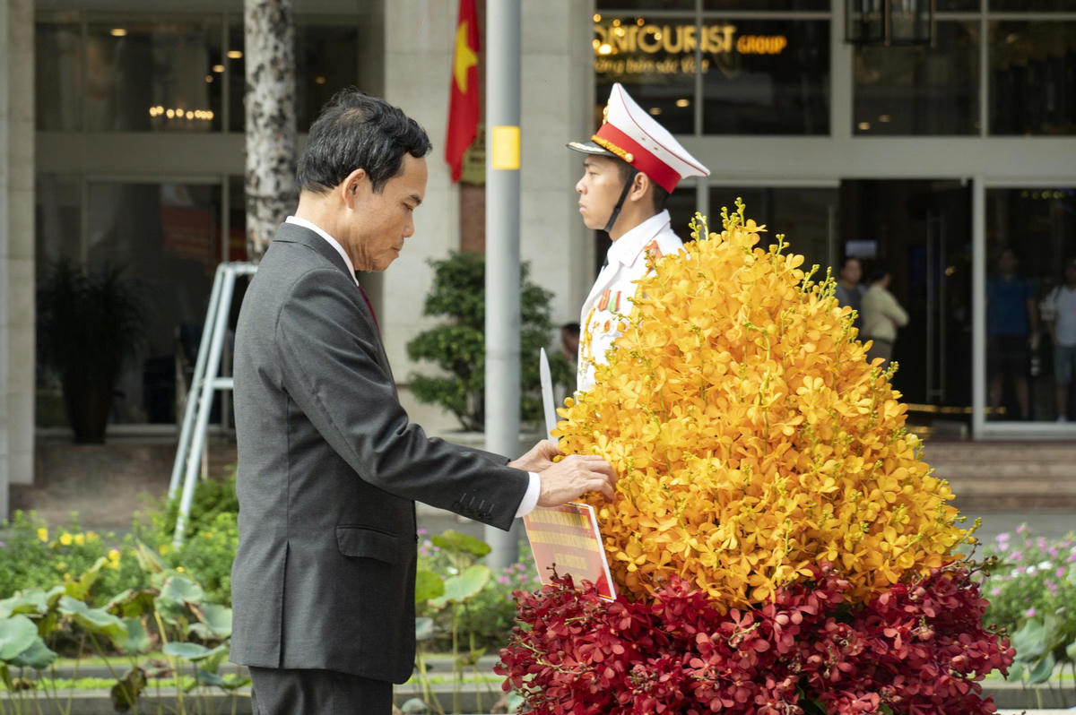 Đoàn đại biểu đặt vòng hoa tại Tượng đài Chủ tịch Hồ Chí Minh trên Phố đi bộ Nguyễn Huệ, thành kính tri ân, tưởng nhớ công lao to lớn của Chủ tịch Hồ Chí Minh. Ảnh: BTC.