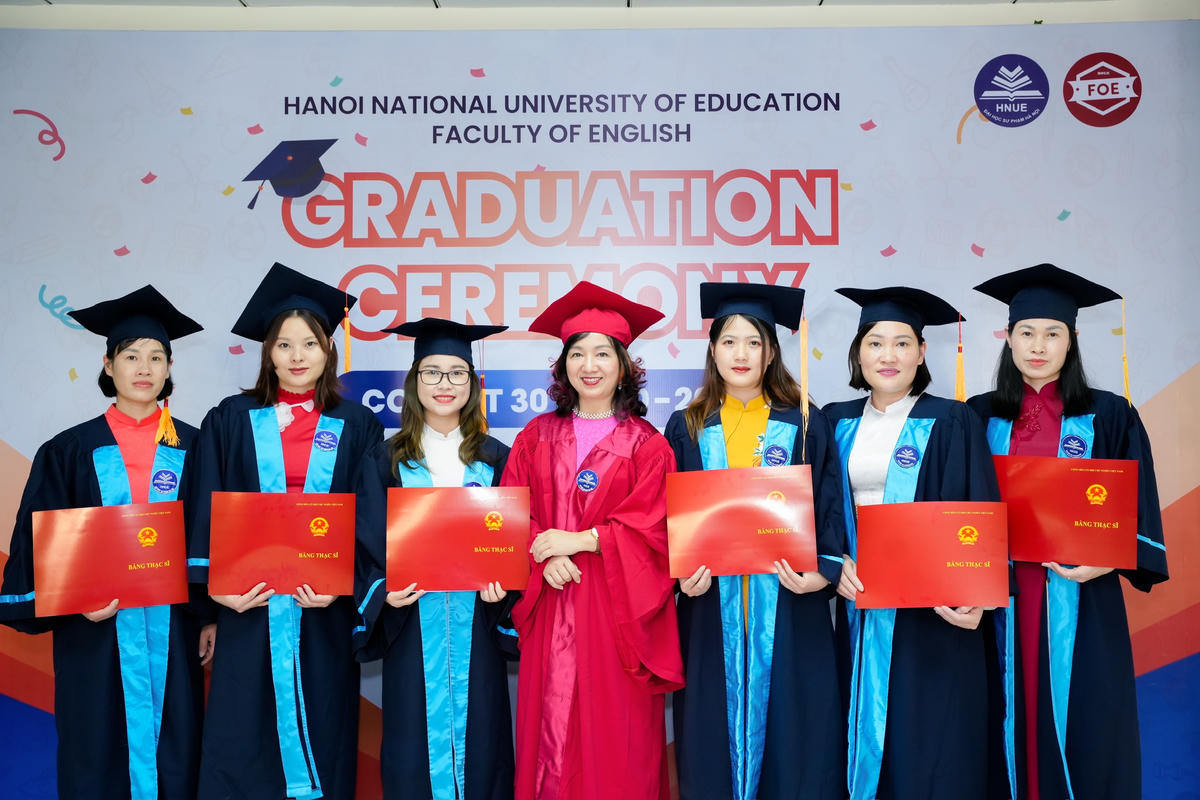 TS. Lưu Thị Kim Nhung cùng các tân thạc sĩ. Ảnh: NVCC