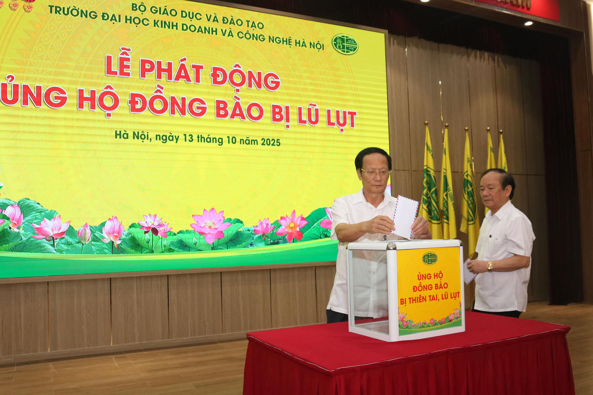 Các cán bộ, giảng viên Trường Đại học Kinh doanh và Công nghệ Hà Nội tham gia ủng hộ tại Lễ phát động. Ảnh: Tiến Đạt.