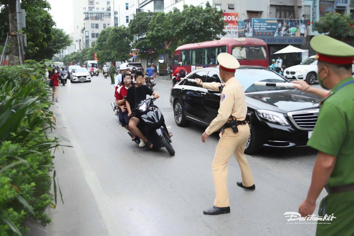Lực lượng chức năng xử lý học sinh lạng lách đánh võng, không đội mũ bảo hiểm. Ảnh: Lê Khánh.