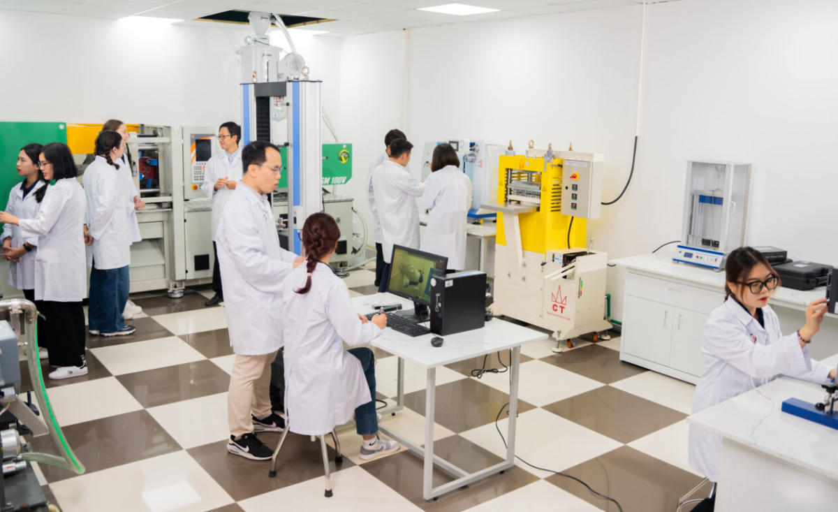 Sinh viên Đại học Phenikaa trong phòng thí nghiệm. Ảnh: NTCC