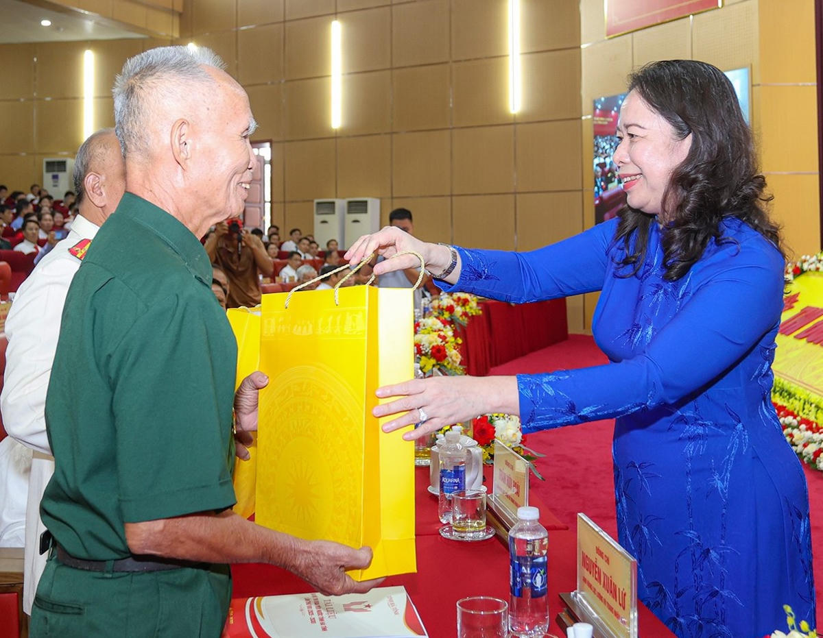 Phó Chủ tịch nước Võ Thị Ánh Xuân tặng quà cho Mẹ Việt Nam Anh hùng Trần Thị Huyến, Anh hùng Lực lượng vũ trang Nguyễn Xuân Lứ và Anh hùng Lực lượng vũ trang Trần Hữu Đoái. Ảnh:BHT.