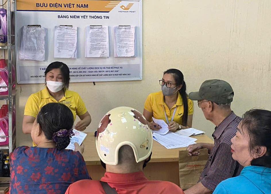 Chi trả lương hưu tại Bưu điện Đồng Quang.