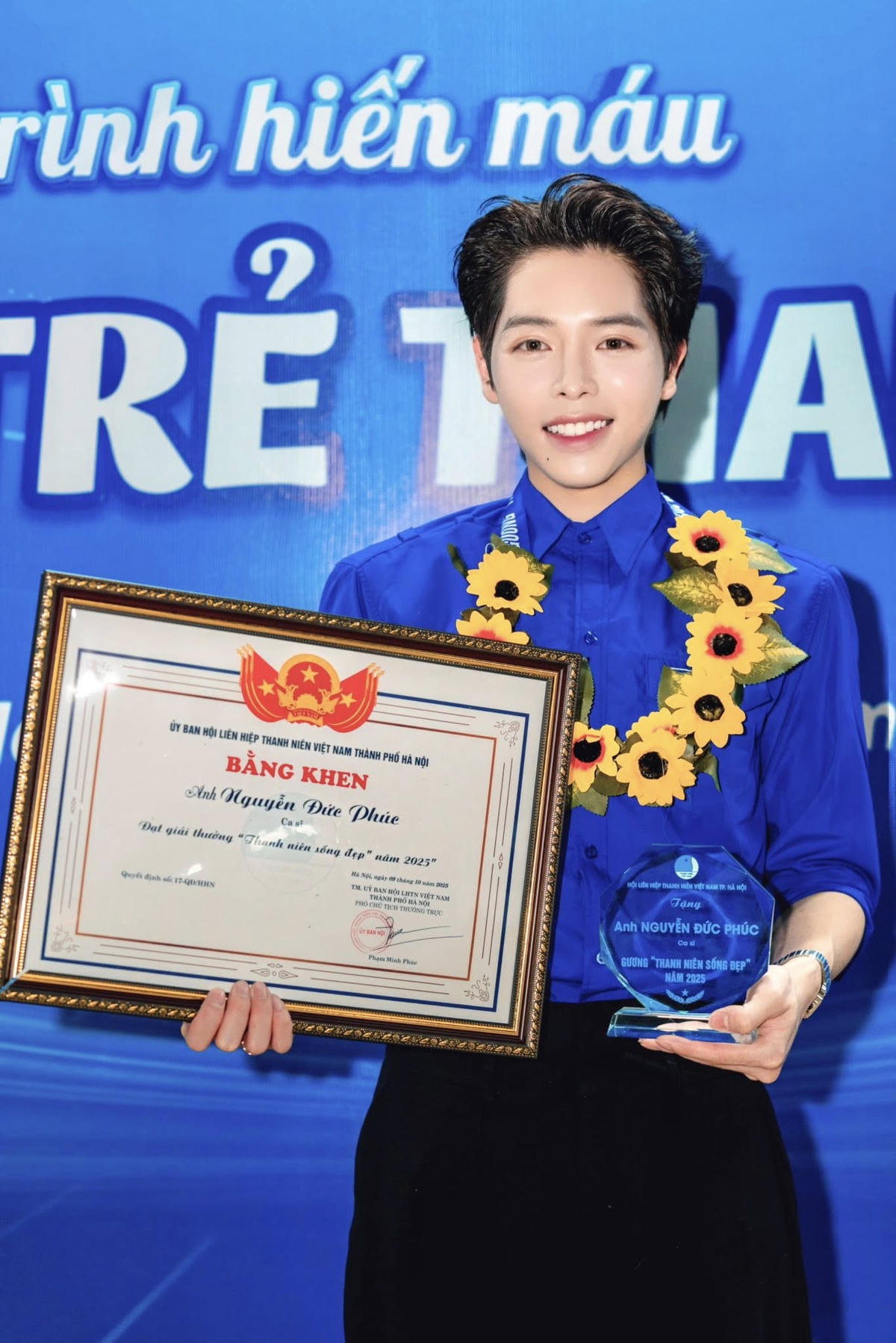 Ca sĩ Đức Phúc nhận danh hiệu “Gương thanh niên sống đẹp 2025”.