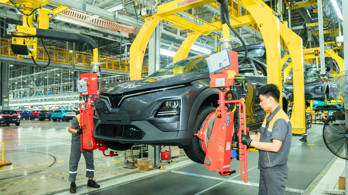 TP Hải Phòng chú trọng thu hút nhân lực chất lượng cao cho các ngành công nghệ chiến lược của thành phố. Ảnh: Công nhân làm việc trong nhà máy sản xuất xe ô tô và xe máy điện Vinfast Hải Phòng.