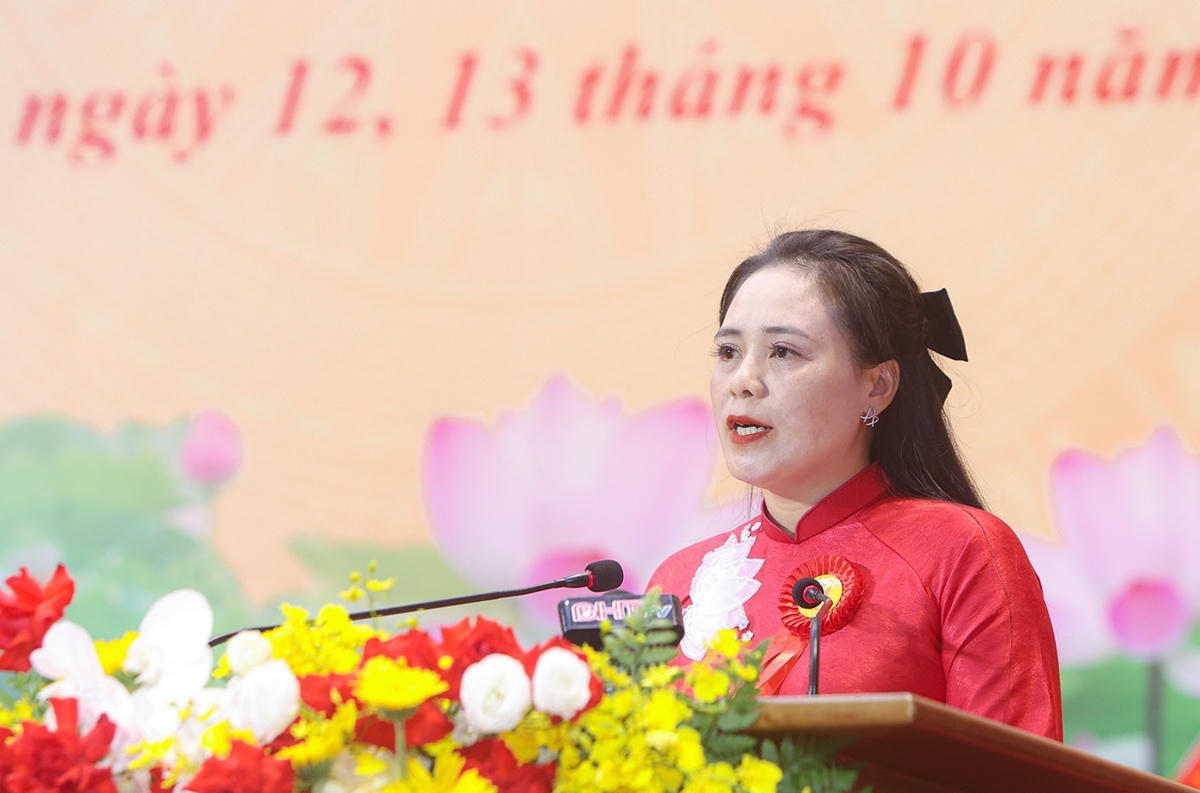 Bà Nguyễn Thùy Dung - chủ cơ sở sản xuất và kinh doanh thảo mộc Dung Nguyễn, xã Kỳ Khang chia sẻ phong trào thi đua phụ nữ khởi nghiệp đến thành công của bản thân. Ảnh: BHT.