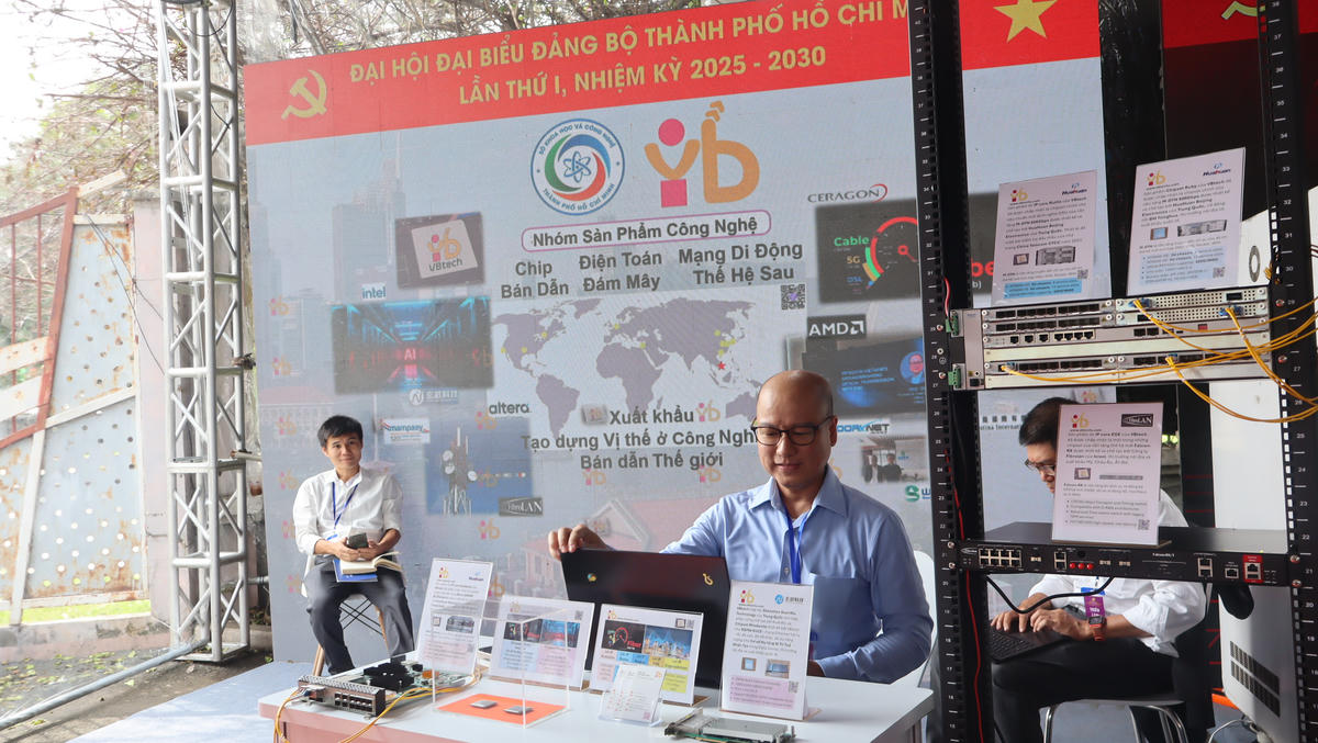 Khu trưng bày các sản phẩm công nghiệp bán dẫn "Made in Việt Nam" tại triển lãm. Ảnh: Hồng Phúc.