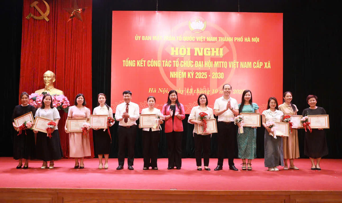 Phóng viên Nguyễn Phượng, Báo Đại Đoàn Kết nhận bằng khen của Ủy ban MTTQ Việt Nam TP. Hà Nội tại hội nghị.&nbsp;