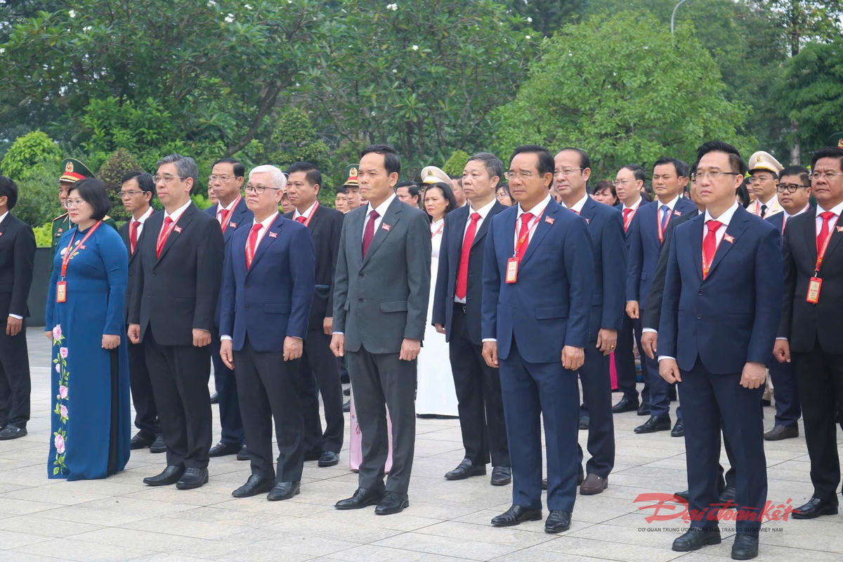 Đoàn đại biểu đến Nghĩa trang Liệt sĩ TP Hồ Chí Minh dâng hương trước thềm dự các phiên làm việc của Đại hội đại biểu Đảng bộ thành phố lần thứ I. Ảnh: Hồng Phúc.