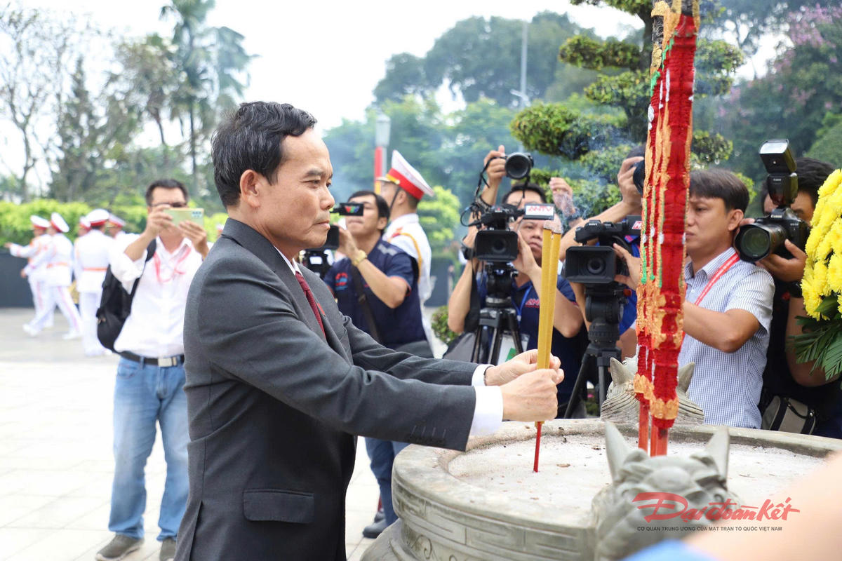 Bí thư Thành ủy TP Hồ Chí Minh Trần Lưu Quang dâng hương tưởng nhớ các Anh hùng liệt sĩ. Ảnh: Hồng Phúc.