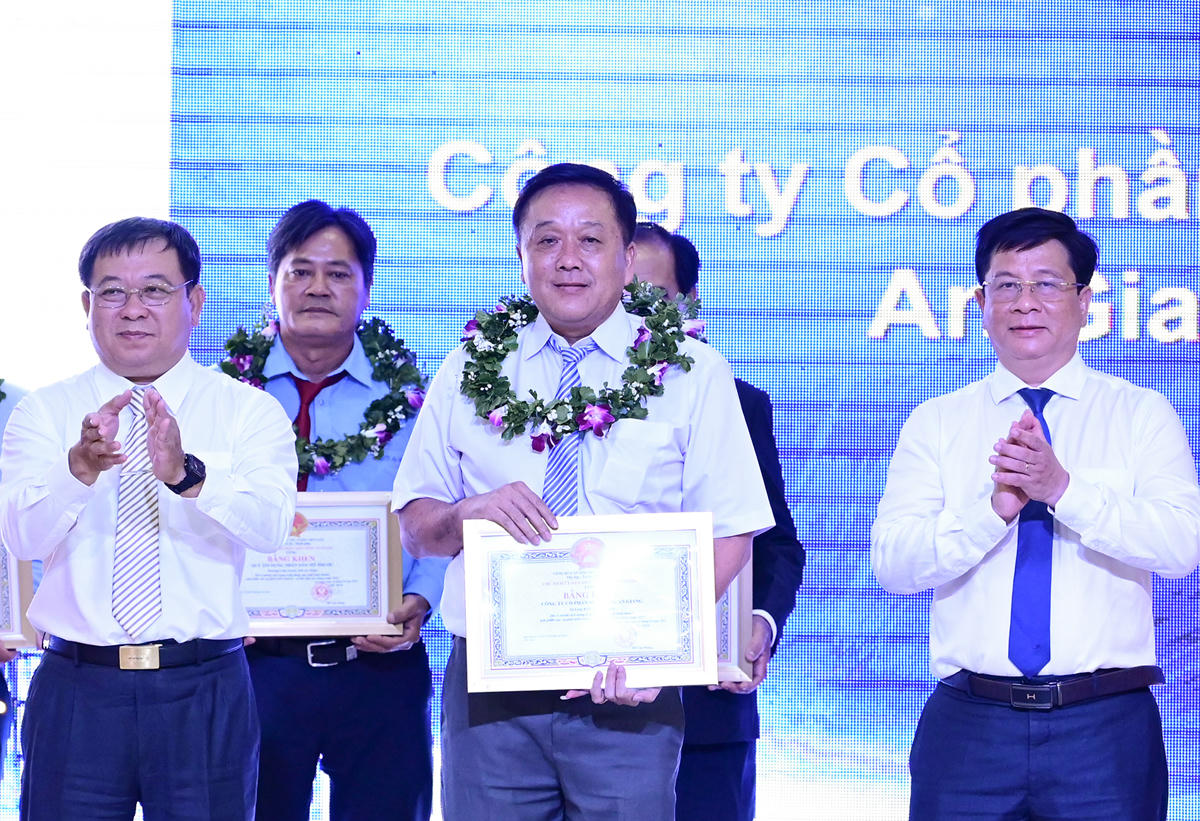 Chủ tịch UBND tỉnh An Giang Hồ Văn Mừng (bên phải) và ông Lê Thanh Việt, PCT Thường trực UBMTTQ Việt Nam tỉnh An Giang (bên trái) trao bằng khen của UBND tỉnh cho đại diện tập thể có thành tích trong sản xuất kinh doanh, góp phần vào sự phát triển kinh tế - xã hội tỉnh An Giang năm 2025. Ảnh Nguyễn Minh. 