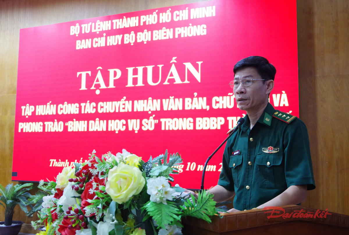 Thượng tá Trịnh Hoàng Hùng, Phó Tham mưu trưởng Ban Chỉ huy BĐBP thành phố phát biểu chỉ đạo lớp tập huấn. Ảnh: Văn Danh.