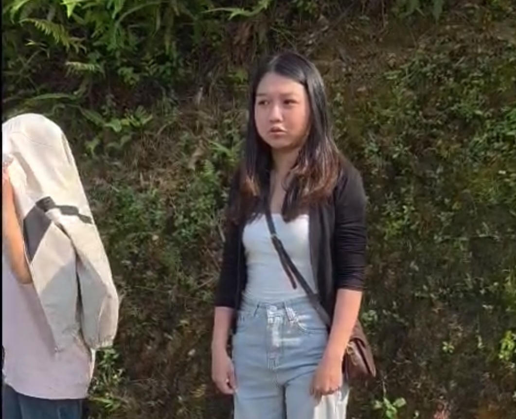 Phương, một hành khách trên xe rất may không bị thương. Ảnh: Hữu Hùng.