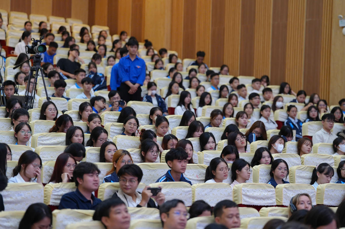 Đông đảo sinh viên Trường&nbsp; Đại học Sư phạm Hà Nội tham gia. Ảnh: NH