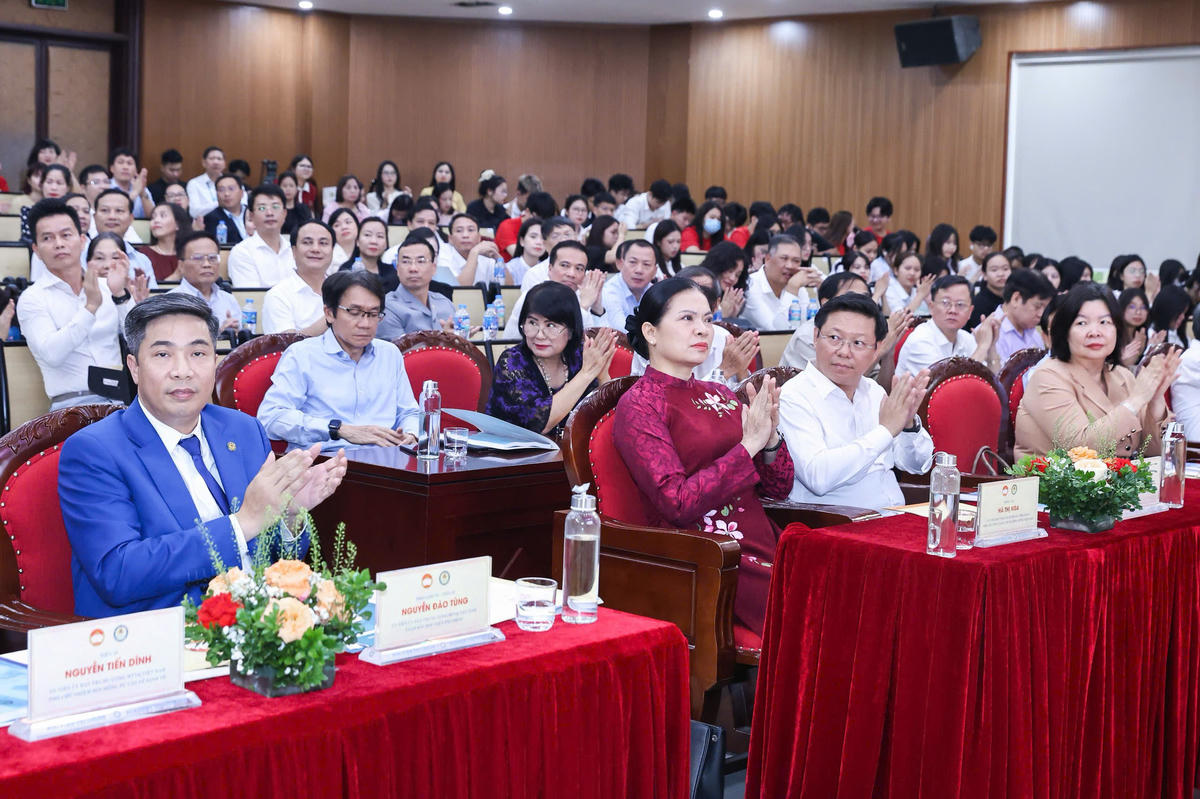 Phó Chủ tịch UBTƯ MTTQ Việt Nam&nbsp;Hà Thị Nga cùng các đại biểu tham dự Hội thảo. Ảnh: Quang Vinh.