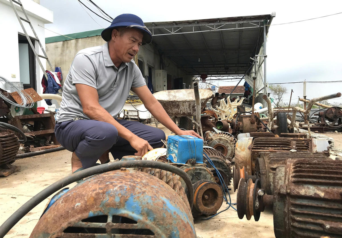 Hệ thống nhà ươm tôm giống, máy sục khí, mô tơ, bạt ao đều bị cuốn trôi hoặc biến dạng. Ảnh: ĐB.