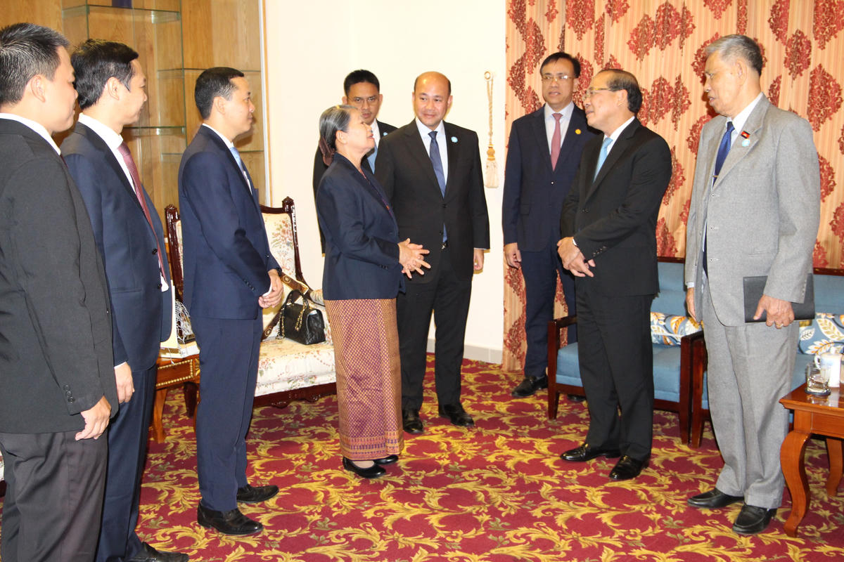 Phó Chủ tịch Uỷ ban Trung ương Mặt trận Tổ quốc Việt Nam Hoàng Công Thuỷ trao đổi cùng đoàn công tác Campuchia. Ảnh: Q.Đ.