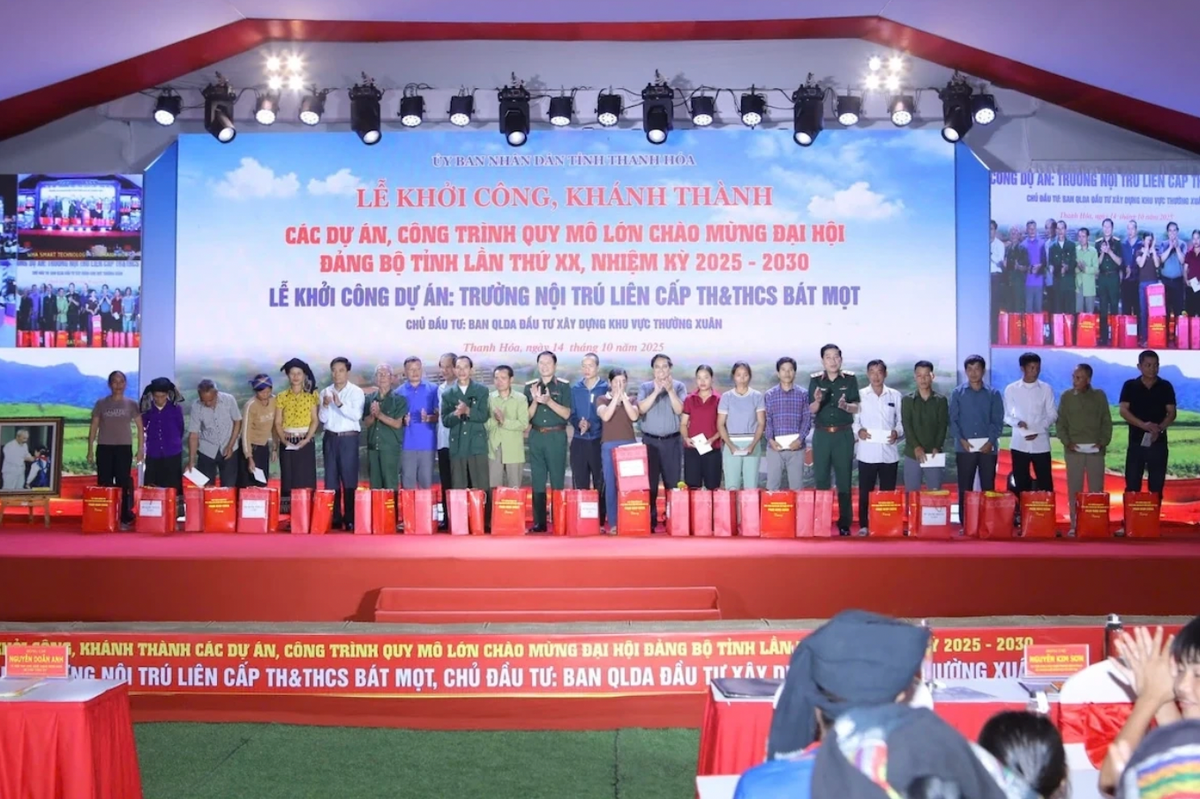 Thủ tướng tặng quà các gia đình có hoàn cảnh khó khăn, bị thiệt hại do bão lũ tại xã Bát Mọt và xã Yên Nhân. Ảnh: Minh Hiếu.