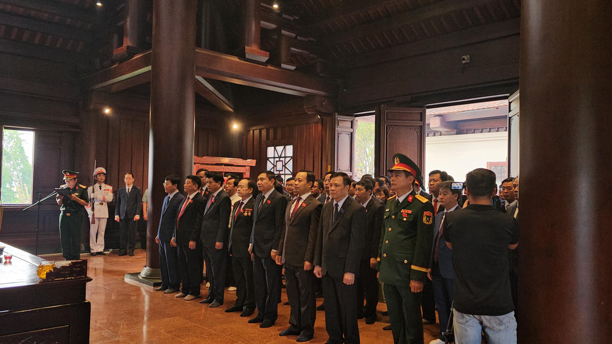 Trước đó, Đoàn đại biểu đã làm lễ dâng hương tại Đền thờ liệt sĩ chiến trường Điện Biên Phủ. Ảnh: T.H
