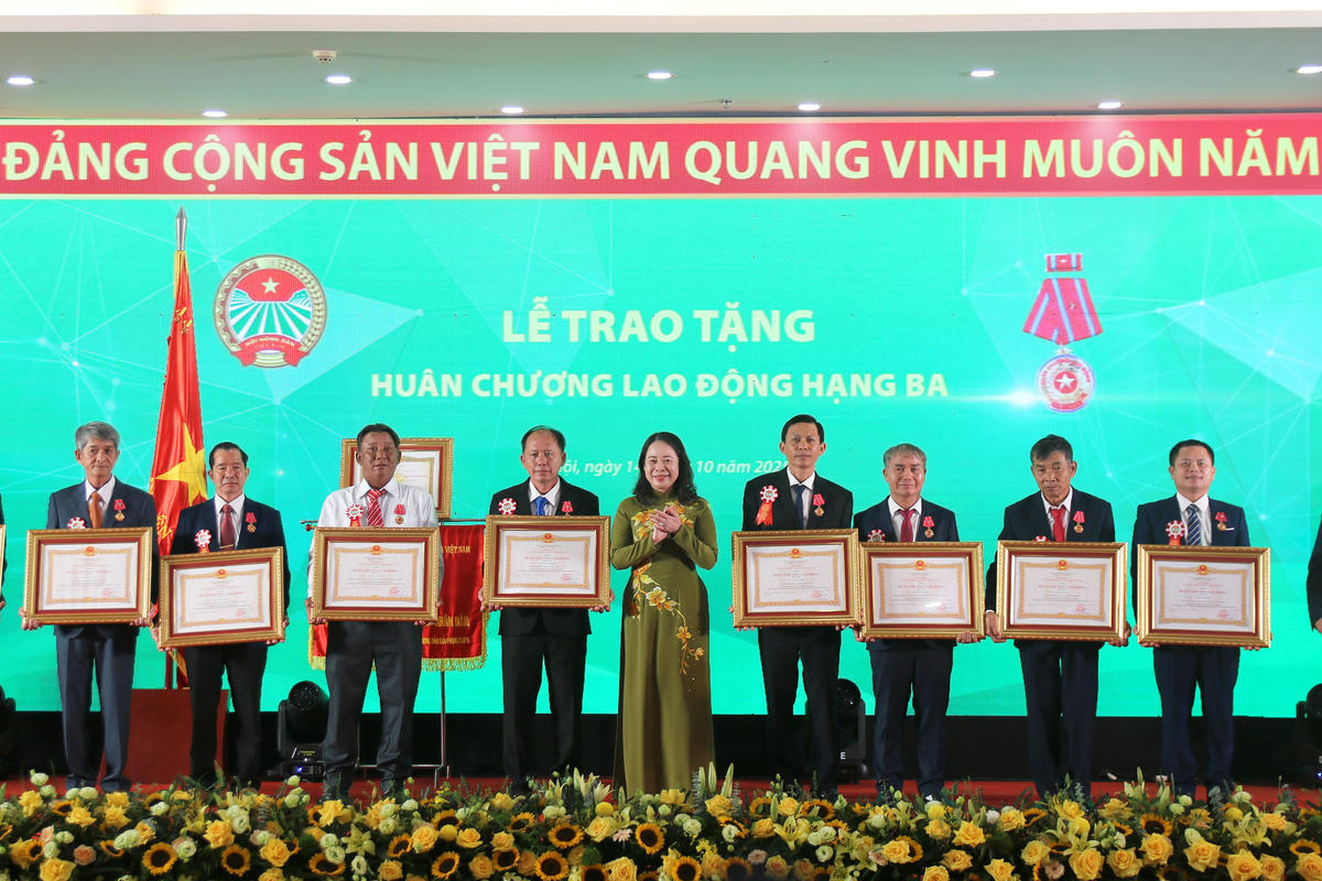Phó Chủ tịch nước Võ Thị Ánh Xuân trao Huân chương Lao động hạng Ba cho các cá nhân có thành tích xuất sắc của Hội Nông dân Việt Nam. Ảnh: Tiến Đạt.