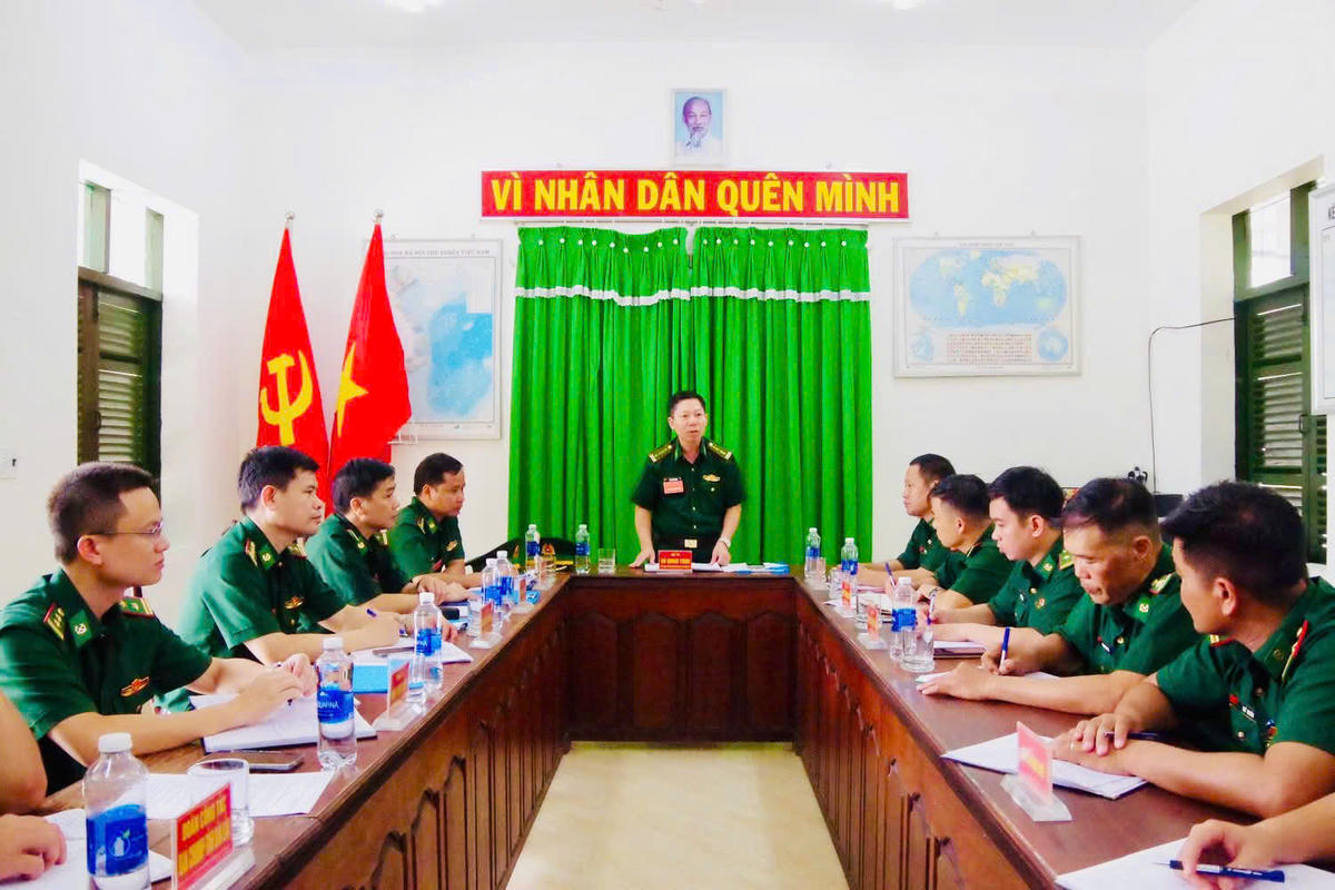 Đại tá Đỗ Quang Thấm, Phó Chính ủy Bộ Chỉ huy Quân sự kiêm Chính ủy BĐBP tỉnh kết luận phúc tra tại Đồn Biên phòng Ia Rvê. Ảnh: Dân Quân.