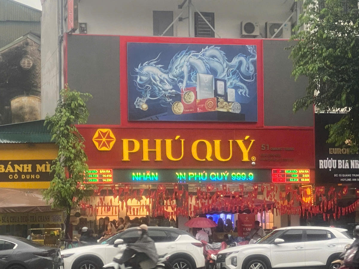 Cửa hàng kinh doanh vàng bạc Phú Quý (Quang Trung, Hà Đông, Hà Nội)đã tạm ngừng giao dịch bán vàng và bạc.
