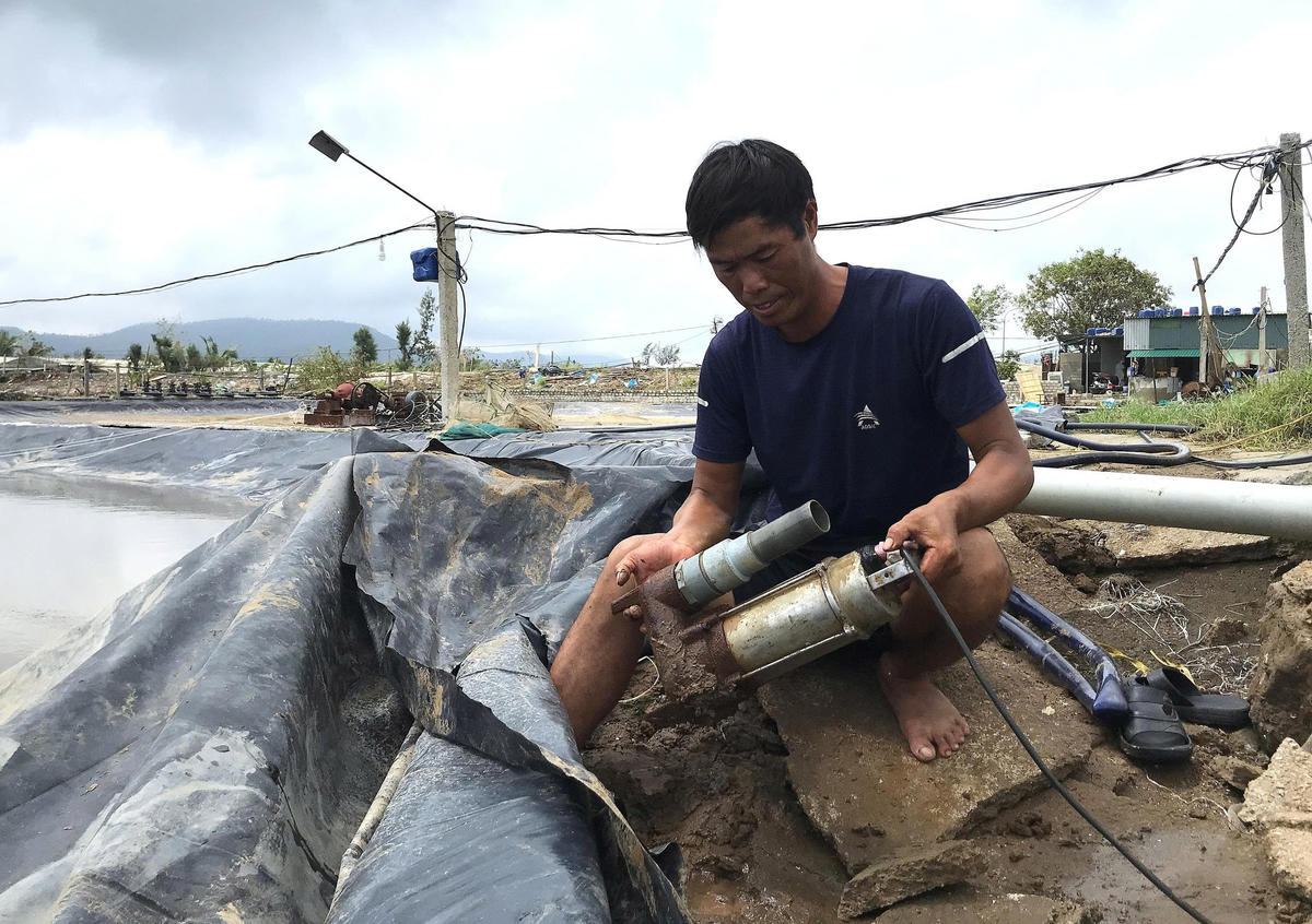 Anh Lê Văn Diện (41 tuổi), trú xã An Châu ngậm ngùi kể, chỉ trong một đêm, ba hồ tôm với hàng tấn tôm sắp đến kỳ thu hoạch của gia đình bị nước cuốn sạch, máy móc, mô tơ và hệ thống quạt nước hư hỏng hoàn toàn. “Nước biển dâng quá nhanh, chỉ kịp chạy người chứ không kịp cứu tôm. Hơn 10 năm nuôi tôm, chưa bao giờ tôi chứng kiến trận bão nào khủng khiếp như vậy”, anh Diện nói.&nbsp;Ảnh: ĐB.