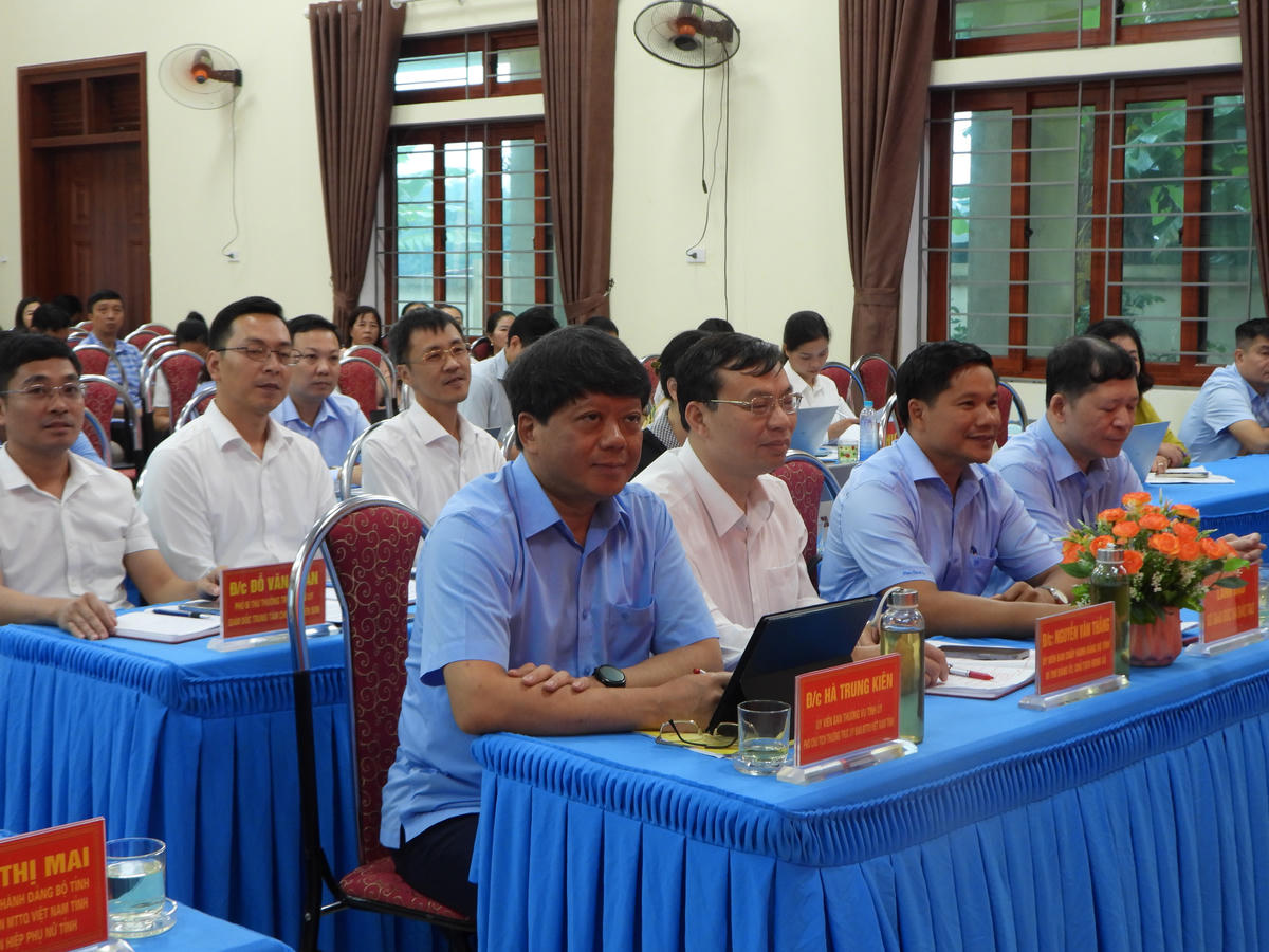 Ông Hà Trung Kiên, Ủy viên Ban Thường vụ Tỉnh ủy, Phó Chủ tịch Thường trực Ủy ban MTTQ Việt Nam tỉnh Tuyên Quang và các đại biểu dự Hội nghị. Ảnh: Đ.S.