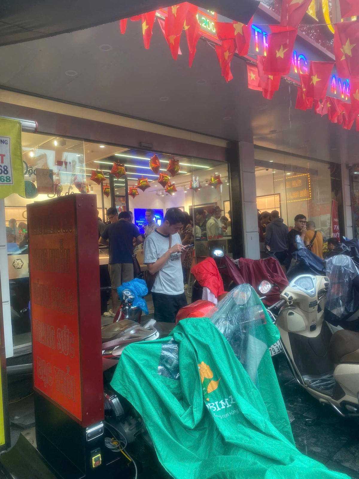 Từ sáng sớm ngày 14/10, rất đông người dân xếp hàng mua bạc nhưng cửa hàng kinh doanh vàng bạc Phú Qúy đã tạm  ngừng giao dịch về vàng và bạc.