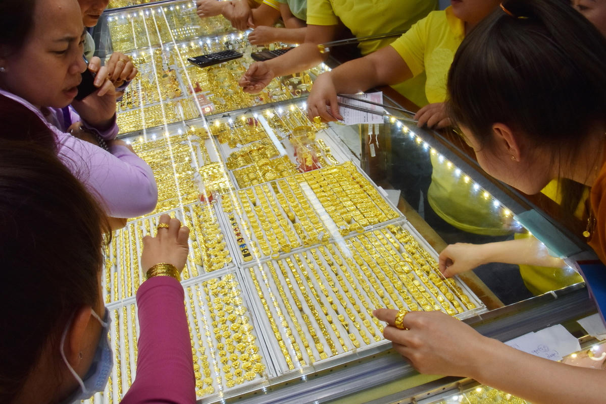 Nhiều nhà đầu tư đứng ngồi không yên trước việc giá vàng tăng phi mã.	Ảnh: T.Thạnh