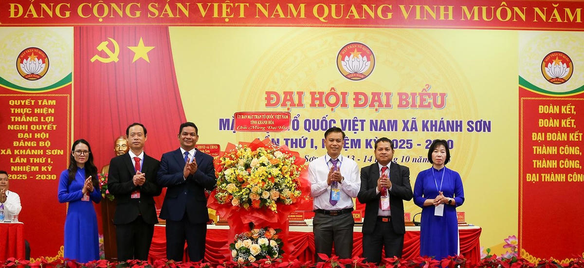 Ủy ban MTTQ Việt Nam tỉnh Khánh Hòa tặng hoa chúc mừng đại hội. (ảnh H.L)
