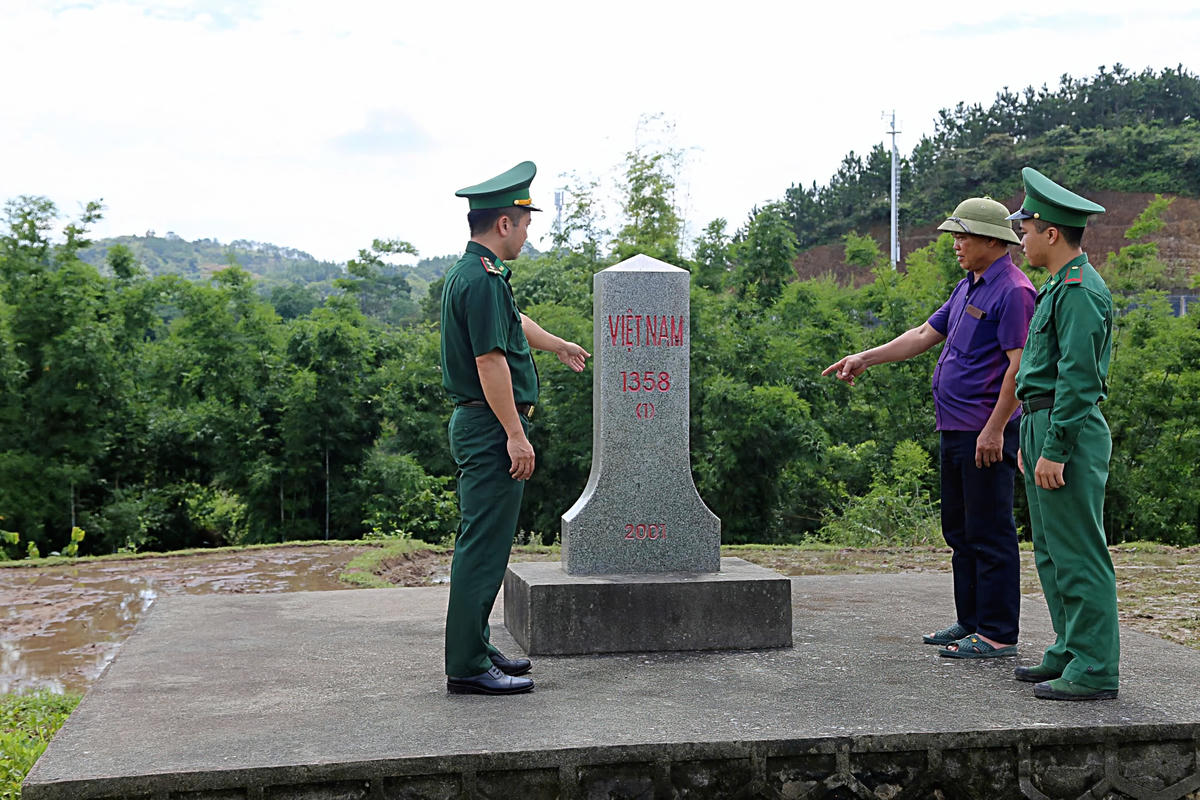 Ông Choỏng Sao Chắn, người có uy tín thôn Phình Hồ (xã Hải Sơn) tham gia tuần tra bảo vệ đường biên, cột mốc cùng cán bộ, chiến sĩ đồn Biên phòng Bắc Sơn.