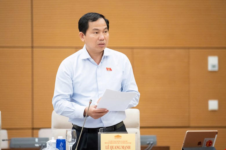 Ông Lê Quang Mạnh, Phó Chủ nhiệm Thường trực Văn phòng Quốc hội báo cáo tại phiên họp (Ảnh: Phạm Thắng)