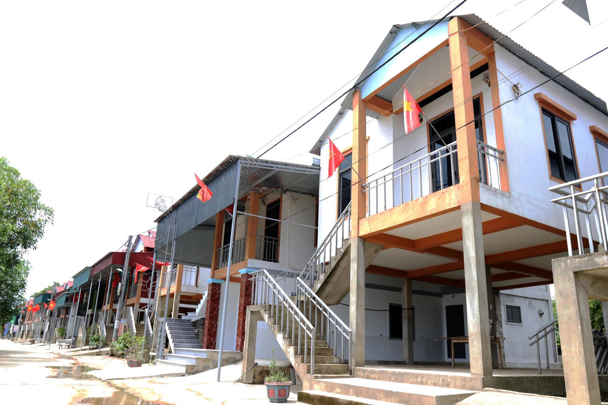 24 ngôi nhà kiên cố giúp người dân làng chài thôn Tiền Phong, xã Đức Quang đứng vững trước mọi giông bão. Ảnh: HN.