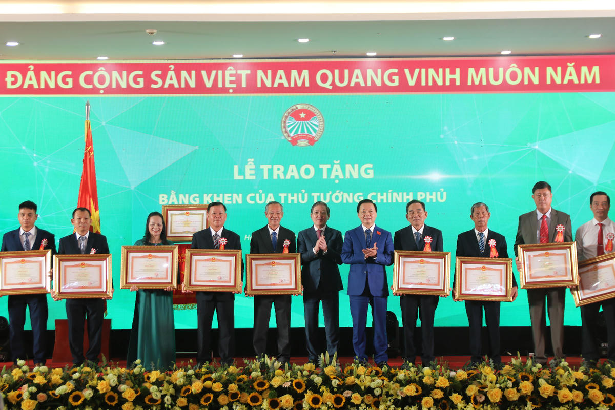 Phó Thủ tướng Chính phủ Trần Hồng Hà trao tặng Bằng khen của Thủ tướng Chính phủ cho các nông dân có thành tích xuất sắc nhất trong phong trào “Nông dân sản xuất, kinh doanh giỏi, đoàn kết giúp nhau làm giàu và giảm nghèo bền vững”. Ảnh: Tiến Đạt.