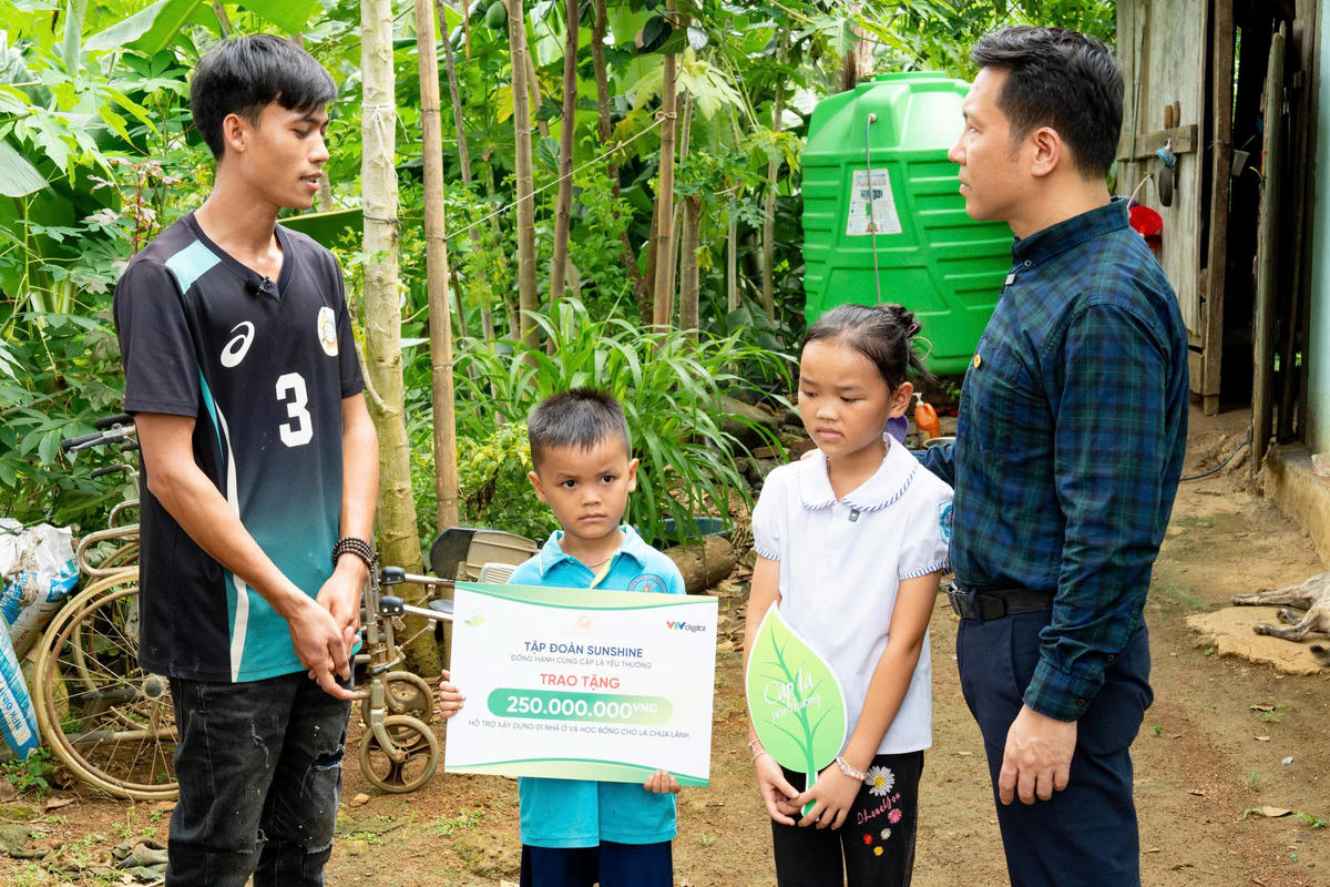 Ba chị em Bùi Thị Hải mồ côi sống cùng sự cưu mang của người anh họ, đón nhận sự hỗ trợ từ Sunshine Group với 200 triệu đồng xây nhà, cùng học bổng 50 triệu đồng.