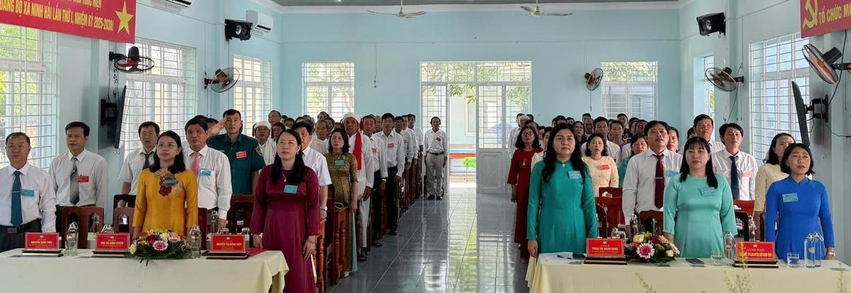 Các đại biểu thực hiện nghi thức chào cờ. (ảnh H.N)