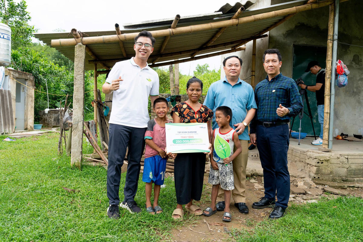 Sunshine Group đã trao tặng gia đình em Bùi Hải Đồng 200 triệu đồng xây mái nhà kiên cố cùng 50 triệu đồng học bổng.