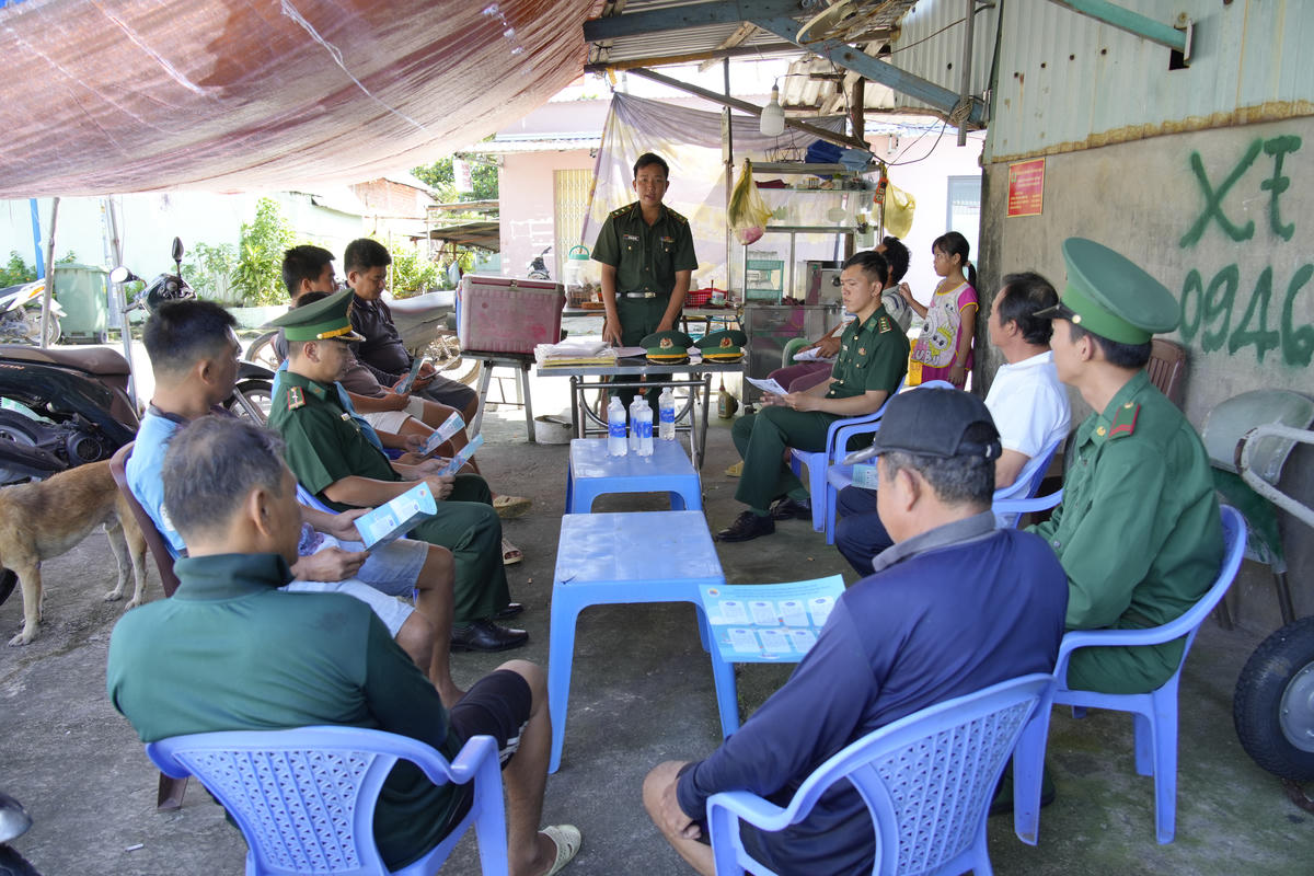 Tổ công tác đồn Biên phòng Gành Dầu, tổ chức họp dân tại khu dân cư, tuyên truyền các văn bản pháp luật và nội dung chống khai thác IUU. (ảnh: Tiến Vinh)