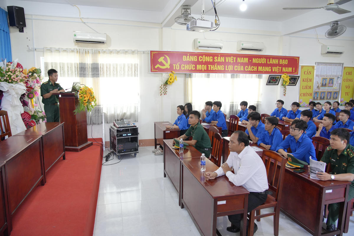 Cán bộ Đồn Biên phòng Hòn Sơn tuyên truyền chống khai thác IUU tại điểm trường THCS-THPT Lại Sơn, Đặc khu Kiên Hải, tỉnh An Giang. (ảnh: Tiến Vinh)