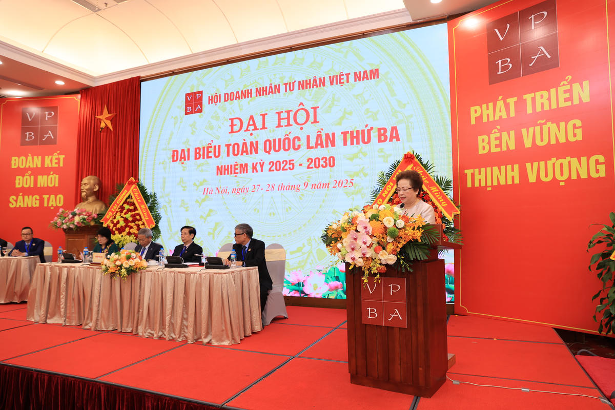 Bà Nguyễn Thị Nga phát biểu tại Đại hội Đại biểu toàn quốc lần thứ III của Hội Doanh nhân Tư nhân Việt Nam