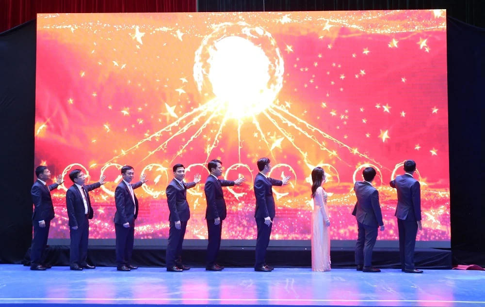 Ông Đào Xuân Yên - Trưởng ban Tuyên giáo và Dân vận Tỉnh ủy cùng các đại biểu thực hiện nghi lễ khánh thành dự án Cung Văn hóa thiếu nhi và Trung tâm thể thao Hạc Thành. Ảnh: Phong Sắc.