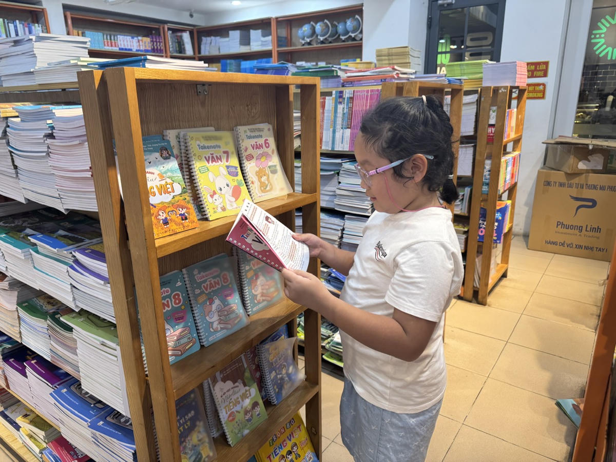 Học sinh tham khảo sách tại nhà sách. Ảnh: N.H.