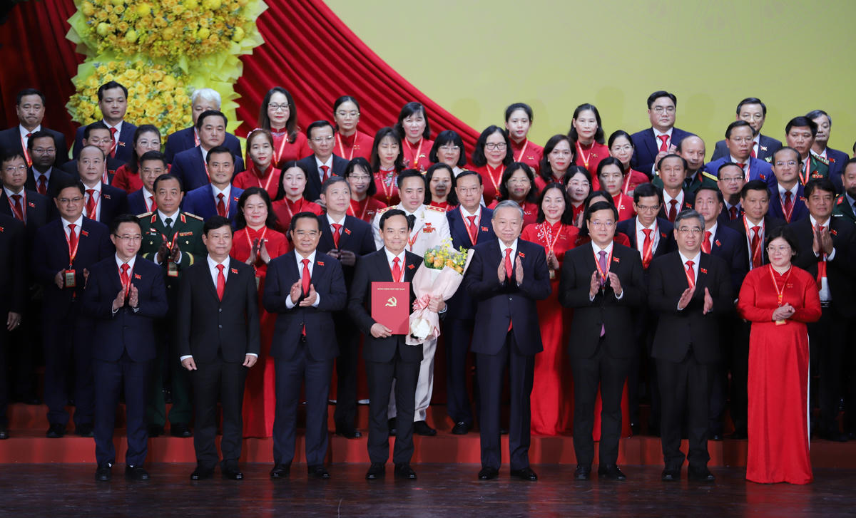 Tổng Bí thư Tô Lâm chúc mừng các lãnh đạo khóa mới của TP Hồ Chí Minh tại đại hội (ông Lê Quốc Phong, thứ 3 hàng đầu, từ phải qua trái). Ảnh: Đ.H.