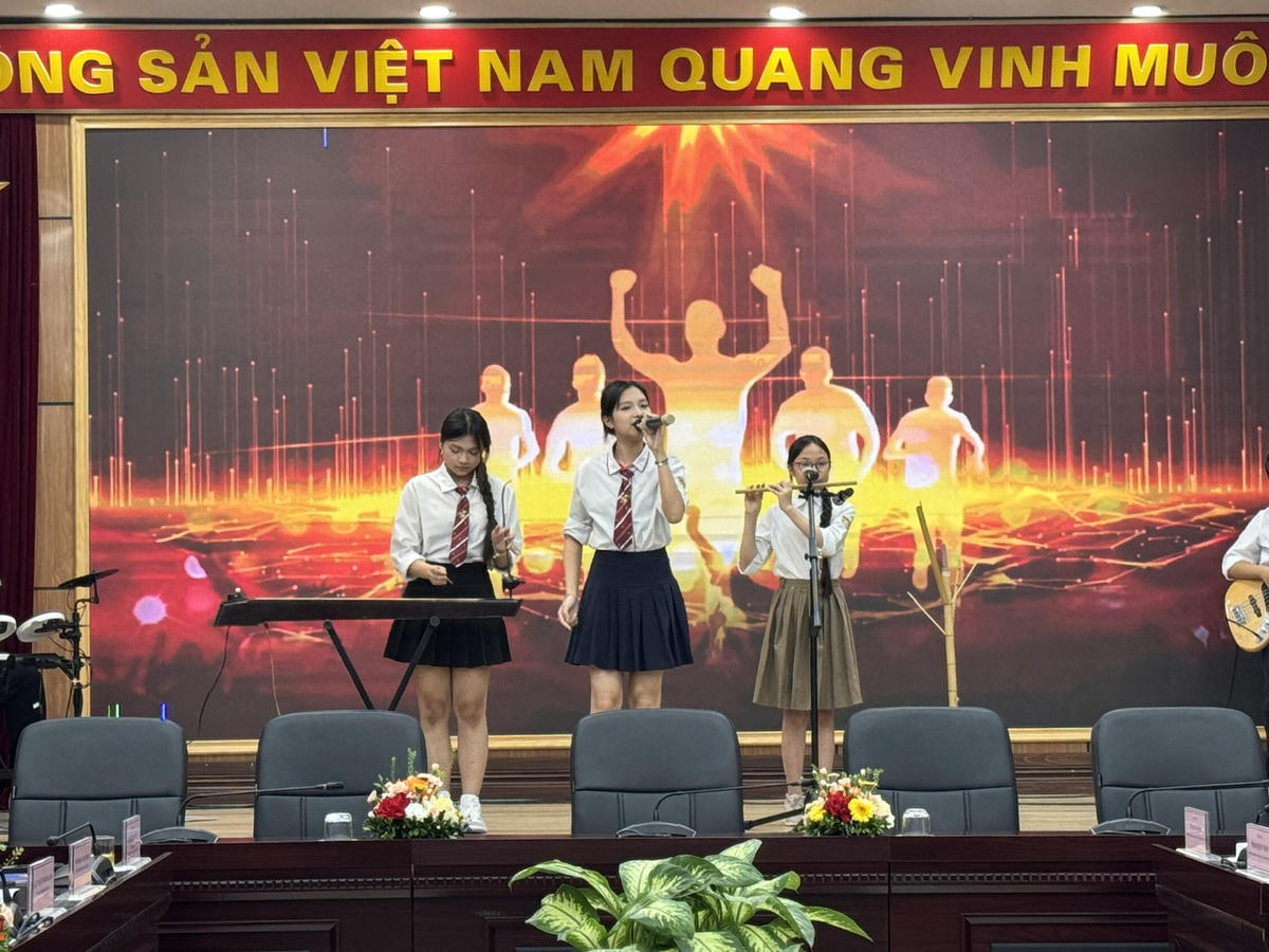 Một tiết mục biểu diễn của học sinh Hà Nội tại hội nghị. Ảnh: Nguyễn Hoài