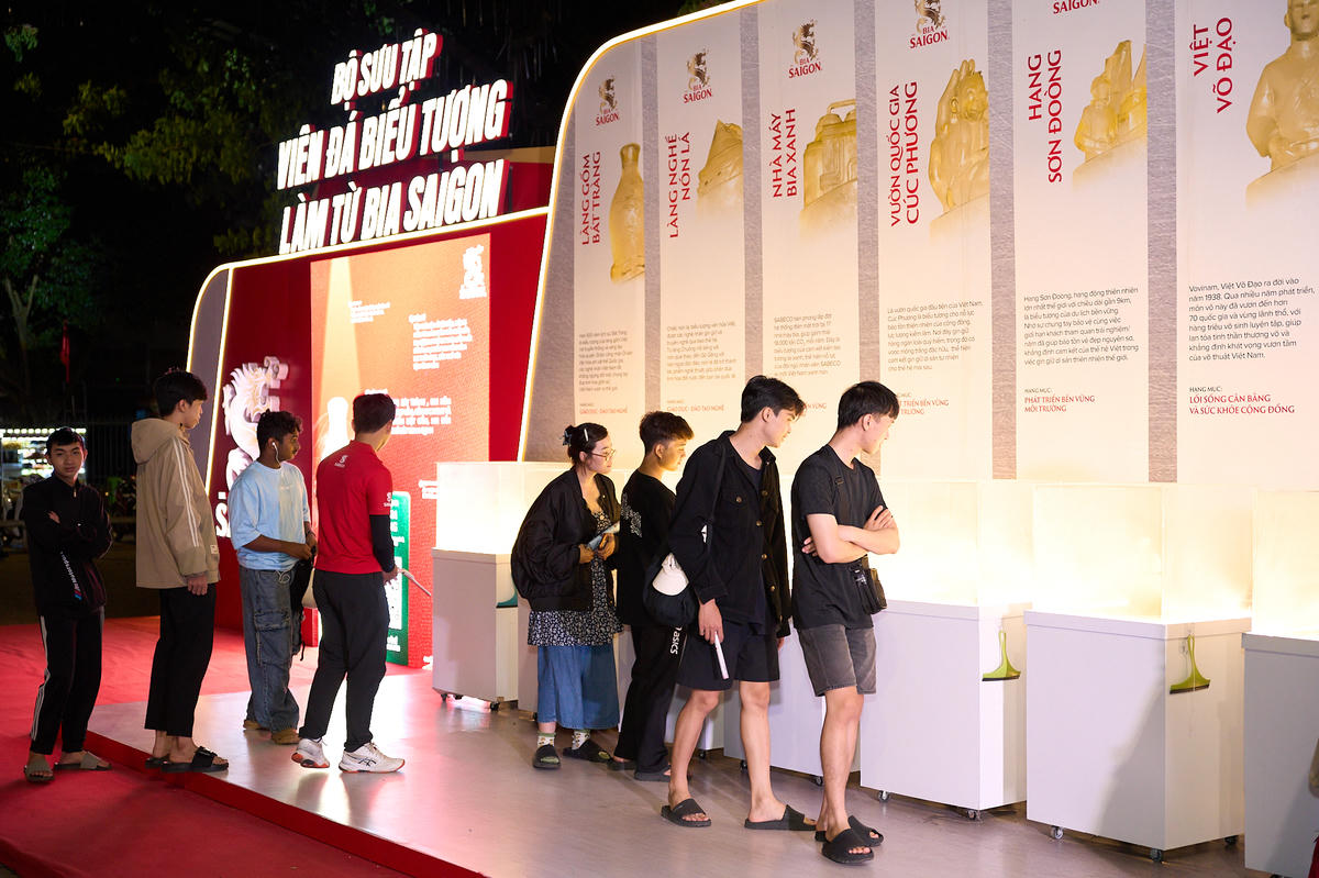 Người dân Đắk Lắk tham quan Bức tường triển lãm Gắn kết Vươn Cao trưng bày Bộ sưu tập Viên Đá Biểu Tượng được làm từ bia Saigon
