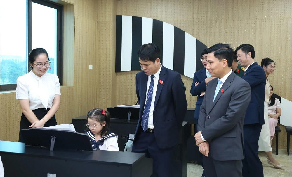 Ông Đào Xuân Yên tham quan lớp học đàn organ tại Cung Văn hóa thiếu nhi và Trung tâm thể dục, thể thao Hạc Thành. Ảnh: Phong Sắc.